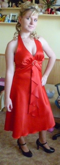 Červené spoločenské šaty, l