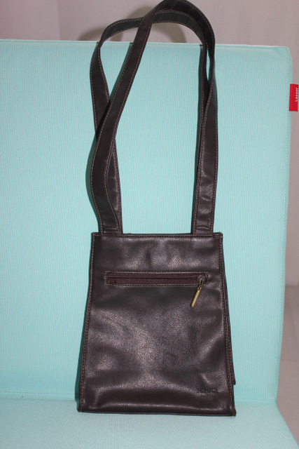 Mala kozena tmavohneda kabelka,