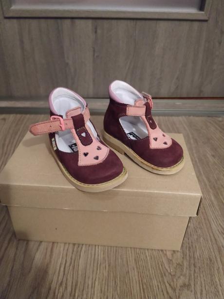 Uzavreté sandálky, 18