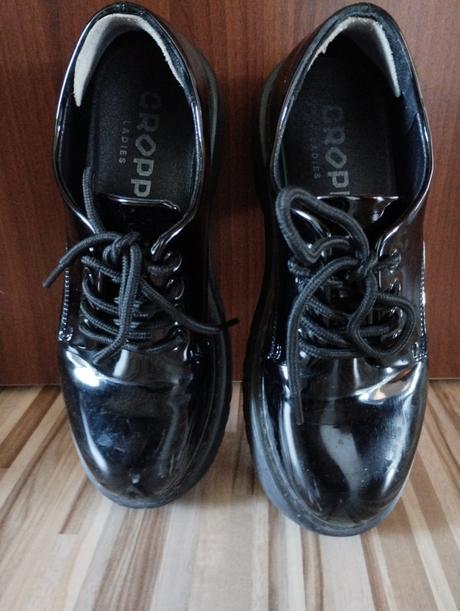 Lesklé topánky, 40