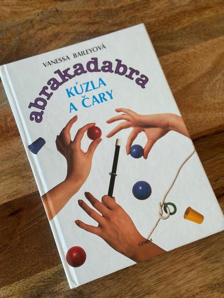 Abrakadabra triky s kartami a kúzla a čary,