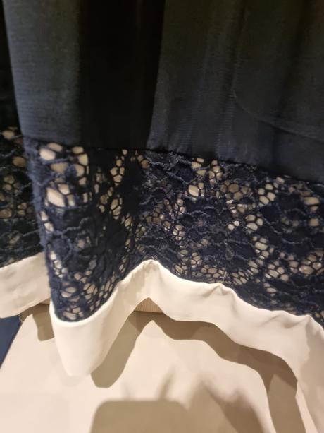 Tmavomodré spoločenské šaty apricot, s