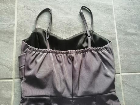 Zaujímavé sivé pružné šaty s kvetom vl, l