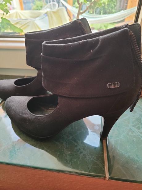 Čierne poltopánky, graceland,40