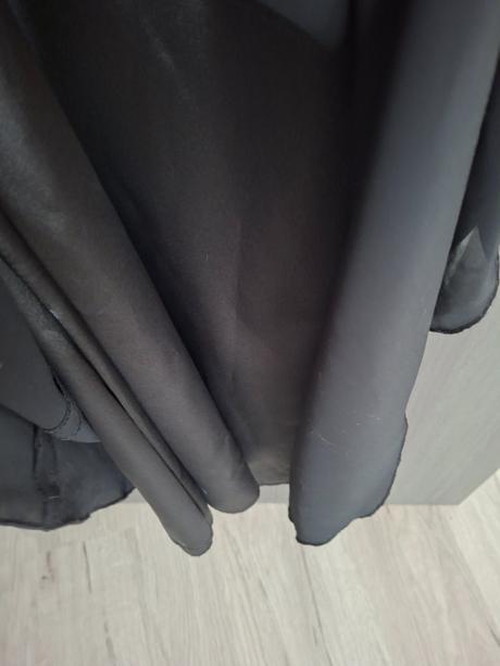 Čierne spoločenské šaty so zlatou stuhou, xl