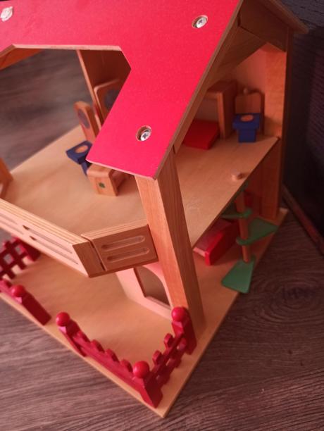 Drevený domcek s nabytkom, 