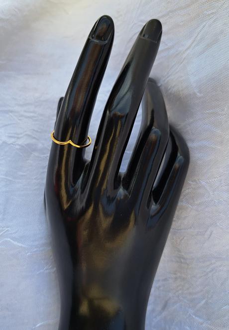 Jemný pozlátený prsteň,