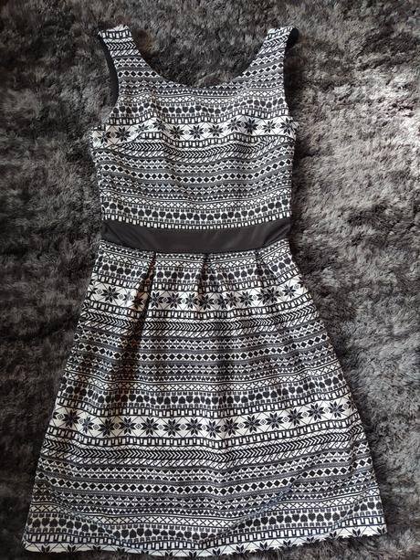 Šaty so zimným motívom, s