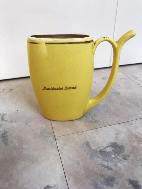 Porcelánová šálka s náustkom,