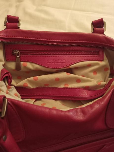 Kabelka cervena koža, 
