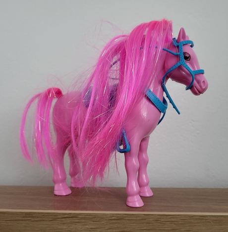 Rúžový kôň s postrojom,