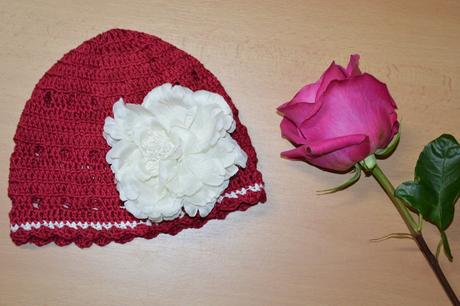 Háčkovaná čiapočka s kvetom, <50 - 158