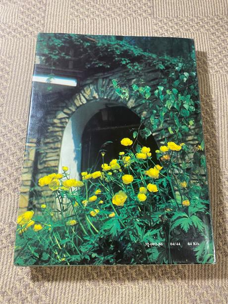 Krásna stará retro kniha jaro v záhradě 1986,