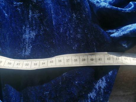 Zamatové modré šaty s riasením a kvetom vs, s