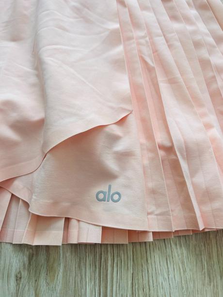Krásny marhuľkový skort značky alo yoga, pc 98 eur, xs