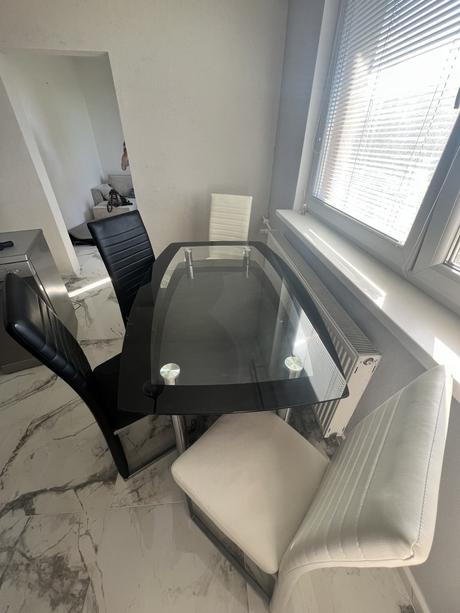 Stôl + 4 stoličky, 