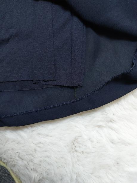 Tmavomodré šaty, l