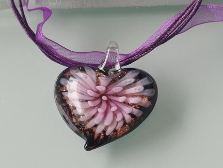 Náhrdelník so skleneným srdcom, 