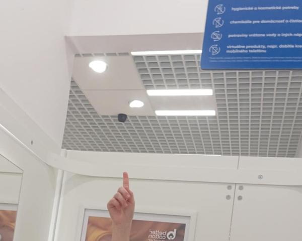 Kamery pred skúšobnými kabínkami v Pepcu