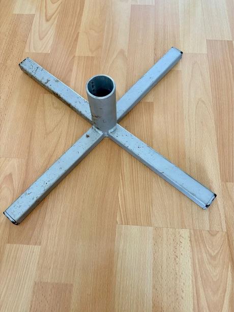 Kovový stojan na vianočný stromček, 