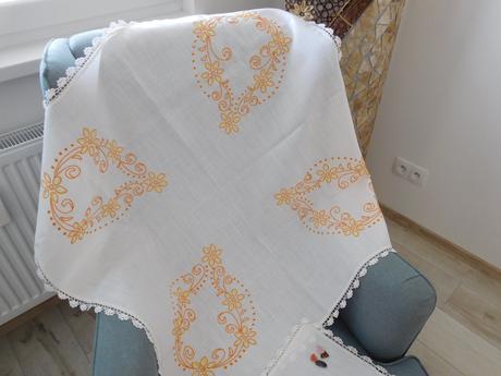 Obrus s oranžovým vzorom,