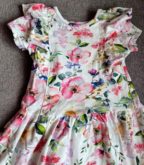 Prenadherne saty s volanikmi, 86