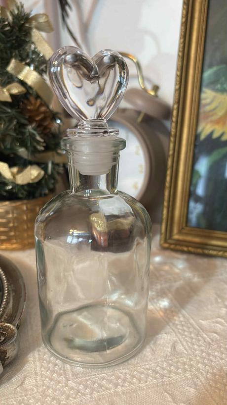 Sklenená fľaša ( dóza ) so zátkou v tvare srdiečka, 