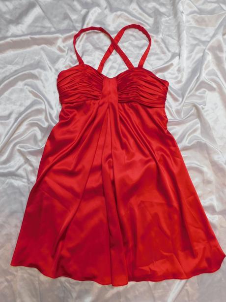 Velmi pekne saty na slavnost, 38