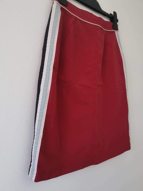 Červená sukňa s lampášmi po stranách, m