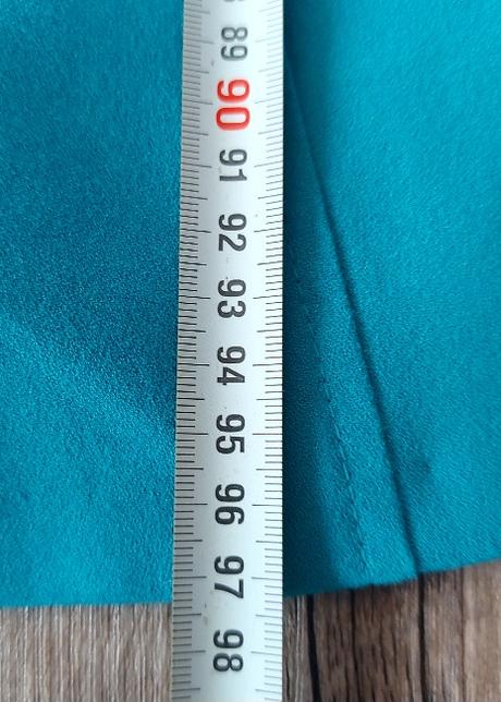 Šaty s lodičkový vystrihom, 38