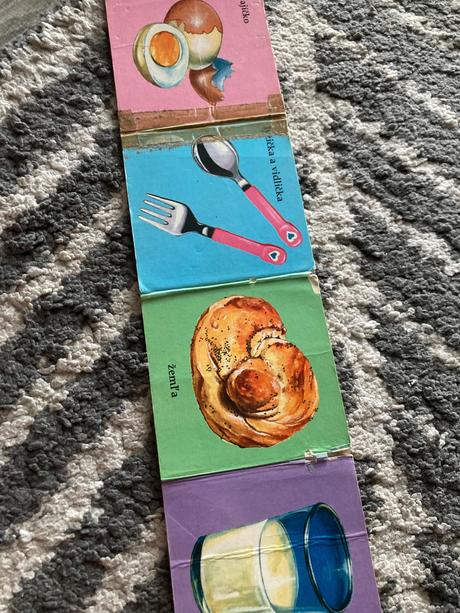 Leporelá pri stole a o psíkovi zo záhradky, 