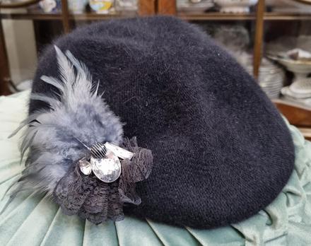 Čierna baretka z angory s brošňou, 54