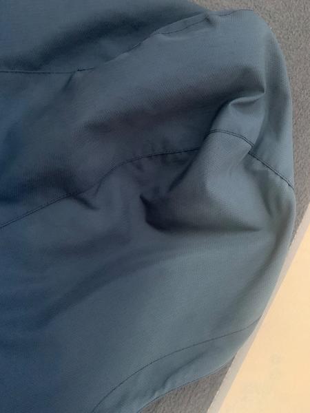 Vyblednutá bunda s fľakmi