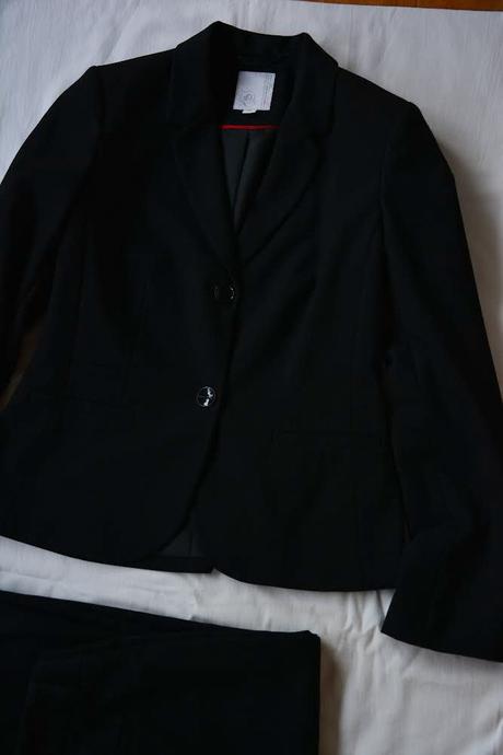 Čierny kvalitný kostým vo výbornom stave, s.oliver,36