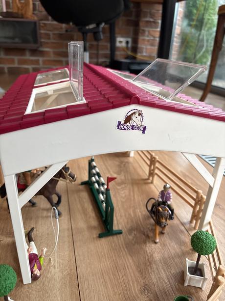 Schleich jazdecká skola s prekážkami a koňmi,