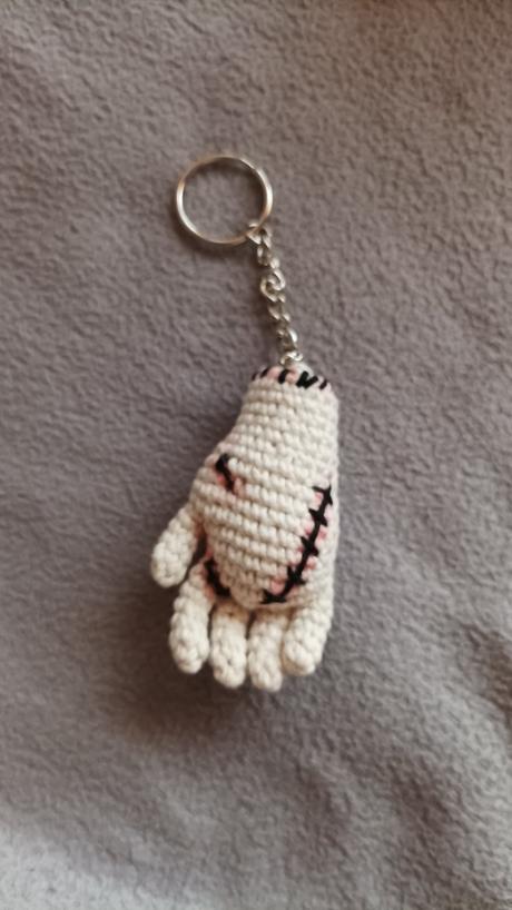Háčkovaná kľúčenka vec,