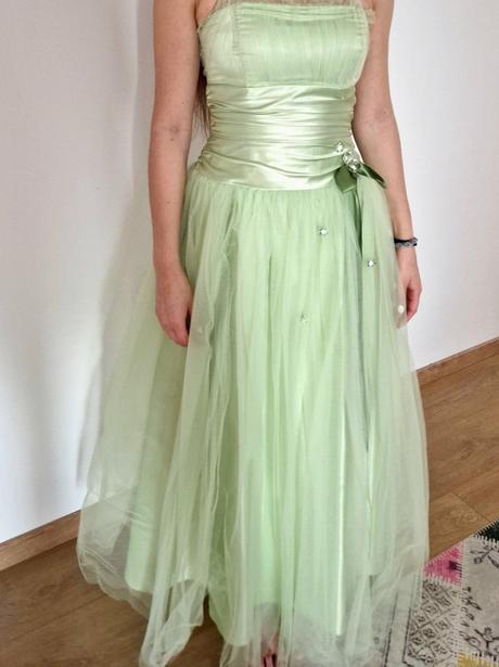 Kostým alebo spoločenské šaty, 158