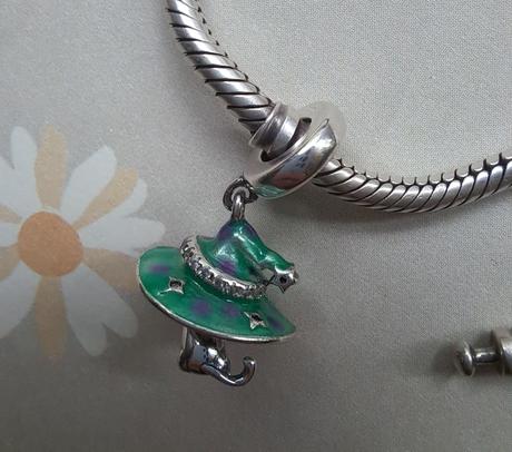 Prívesok mačka s čarodejníckym klobúkom, 