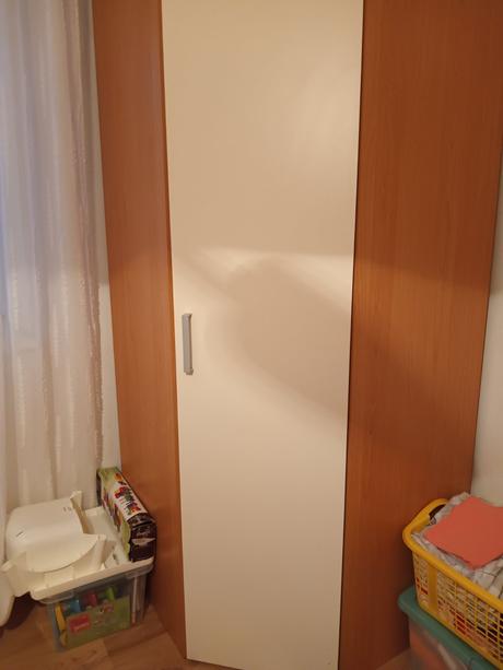 Predám rohovu skrinu a komodu, 