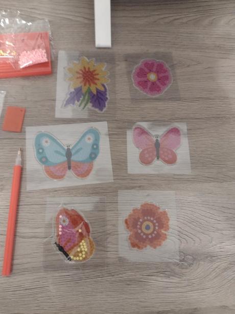 Nalepovacie obrázky - motýle a kvety,