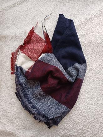 Viacfarebný trojuholníkový šál, 