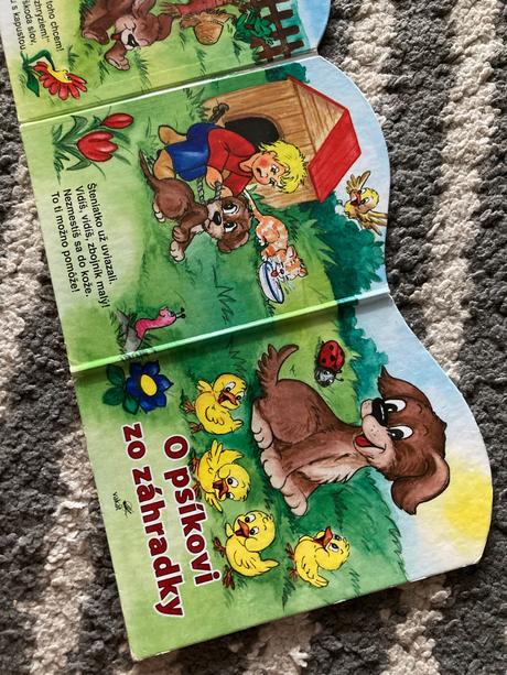 Leporelá pri stole a o psíkovi zo záhradky, 