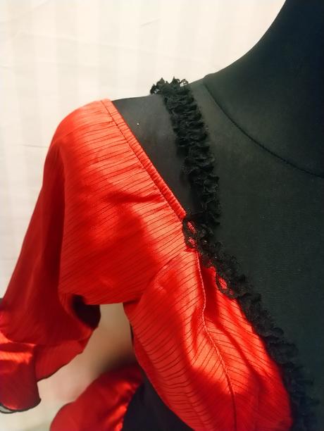 Dámsky červeno čierny kostým šaty, cotteli coll, s,