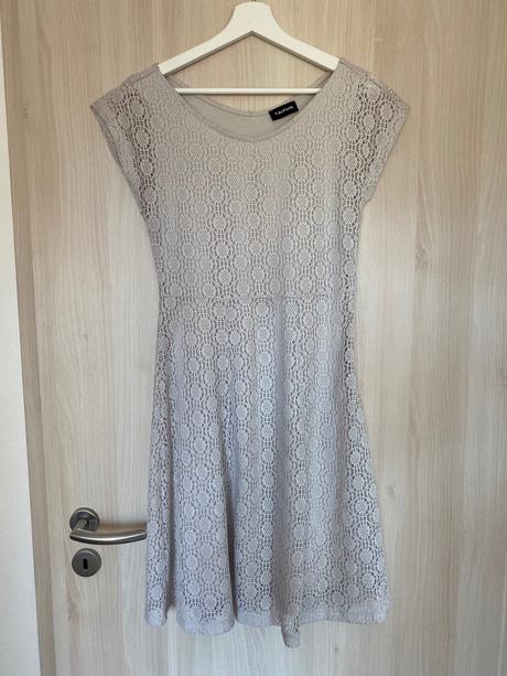 Ľahučké čipkované šaty, 36