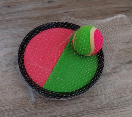 Hra z loptičkou na suchý zips,