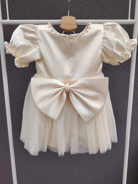 Béžové princeznovské šaty s krátkym rukávom, 92