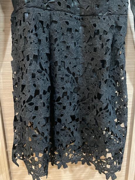 Krajkové šaty čierne, m