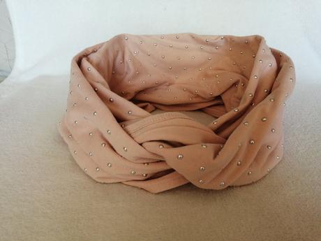 Pekný nákrčník so striebornými kamienkami, 