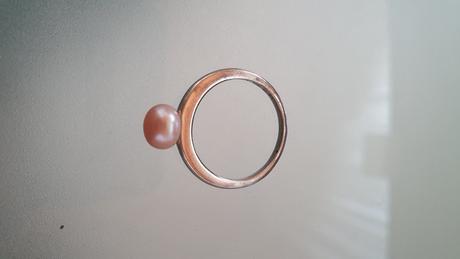 Prsteň s ružovou perlou, tchibo