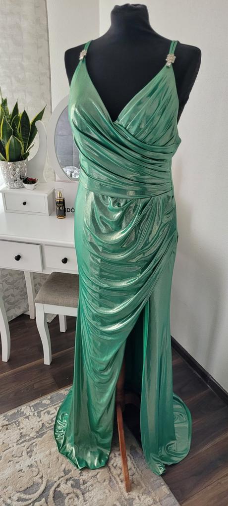 Nádherné šaty, 40